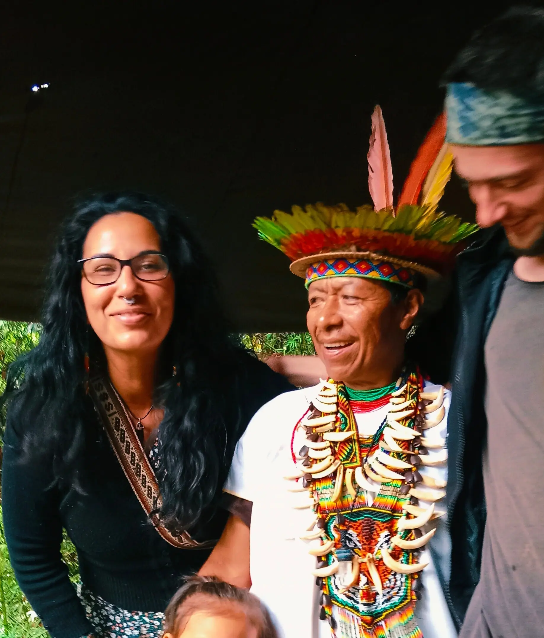 Con el Taita Luis Rodríguez, con corona de plumas, en la maloka